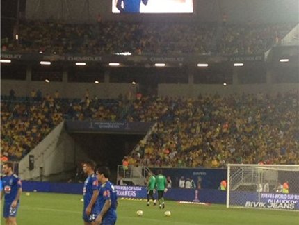 Mesatenista Israel Stroh é homenageado antes de duelo entre Brasil e Bolívia, pelas eliminatórias da Copa do Mundo