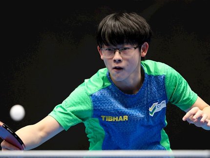 Leonardo Iizuka perde de virada e para nas oitavas do Singapura Youth Smash