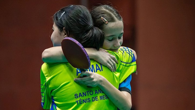 Isabela Paterno recebe o abraço de Ana Imai, sua a