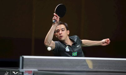 Hugo Calderano é superado no Smash de Singapura e dá adeus ao torneio; Bruna e Giulia Takahashi também caem