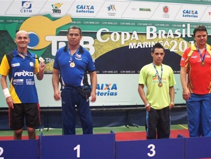 Mesatenista de Jacareí comemora a conquista do título na Classe 7