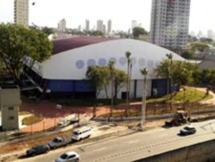 PESSOAS PASSAM MADRUGADA NA FILA POR VAGAS