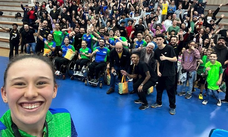 Victoria Strassburger e o público presente ao Desa