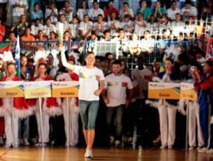 MAURREN MAGGI ACENDE A PIRA DAS OLIMPÍADAS ESCOLARES