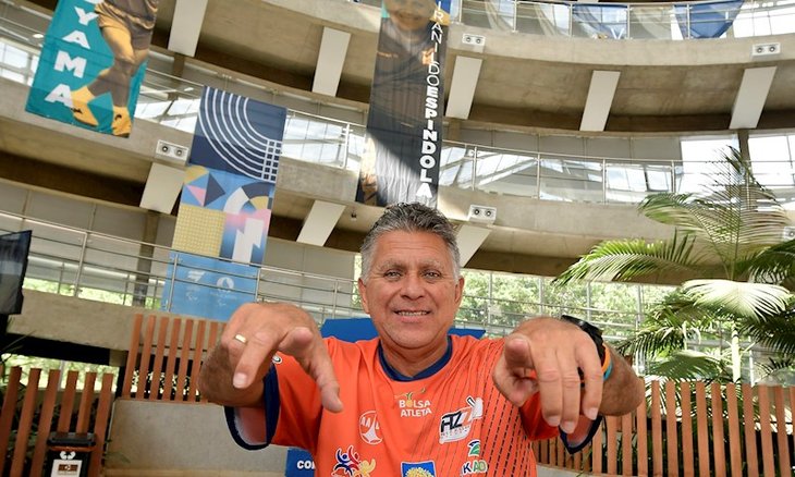 Iranildo Espíndola e o seu bandeirão. Foto: Dhavid
