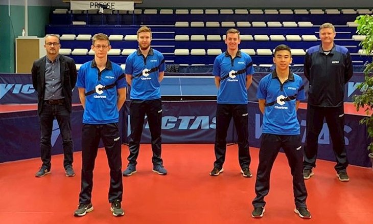 Equipe de Vitor Ishiy (fila da frente à direita) l
