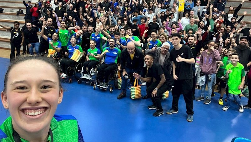 Victoria Strassburger e o público presente ao Desa