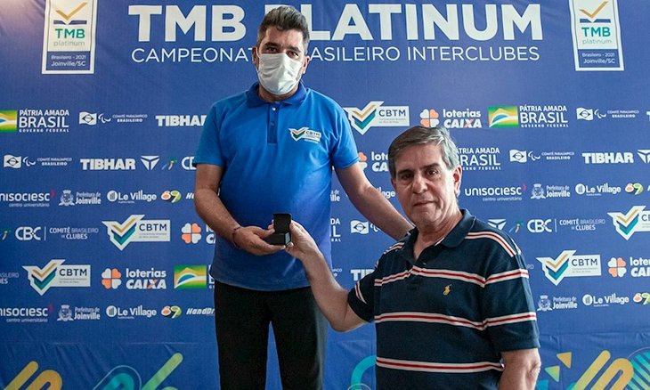 Ricardo Kurdoglian ao lado do presidente da CBTM, 