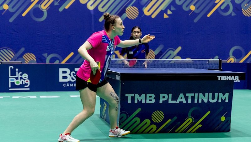 Victoria Strassburger (rosa) e Karina Shiray (azul