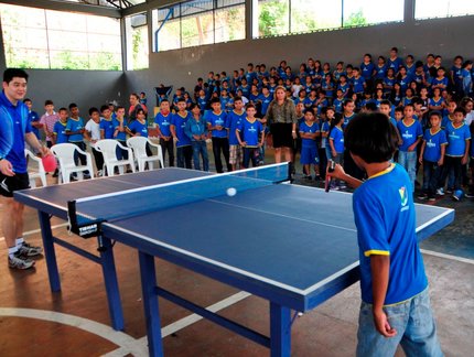 Atletas da Seleção promovem a Copa Latina visitando escola em Manaus