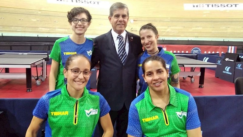 O presidente da CBTM, Alaor Azevedo, e as medalhis