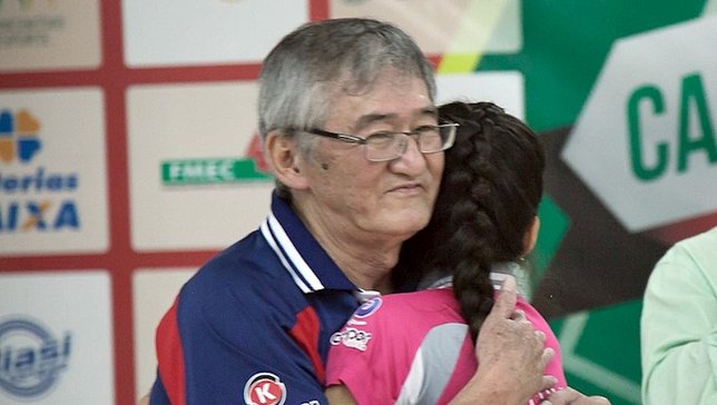Maurício Kobayashi abraça sua aluna Tamyres Fukase