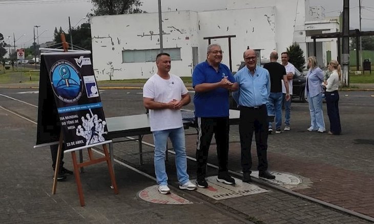 Prefeitos de União da Vitória, no Paraná, e de Porto União, em Santa Catarina, celebram Dia Mundial do Tênis de Mesa na divisa entre os estados