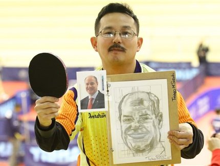 Copa Brasil: No aguardo para ir à mesa, artista plástico usa arquibancada como 'estúdio'