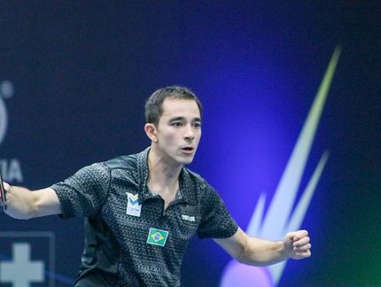 Hugo Calderano perde e para nas oitavas do Singapura Smash 2025