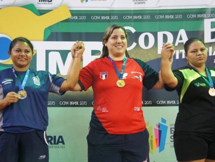 Carollina dedica a medalha de ouro conquistada na Classe 9 a madrinha