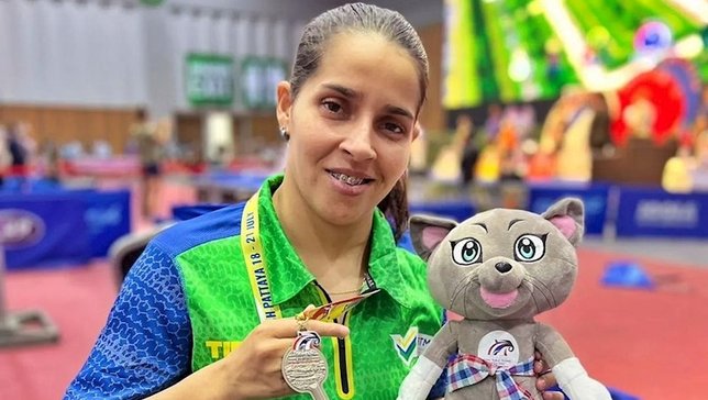 Cátia Oliveira e a medalha de prata conquistada na