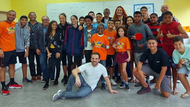 Bernardo Edler (sentado, no centro) e os alunos e 