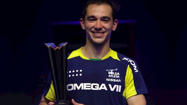 Hugo Calderano e a taça do WTT Star Contender. Fot