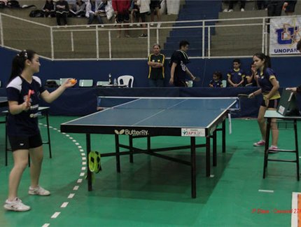 Lais Toma comemora a conquista do ouro após vitória sobre a amiga Hanna Ueda