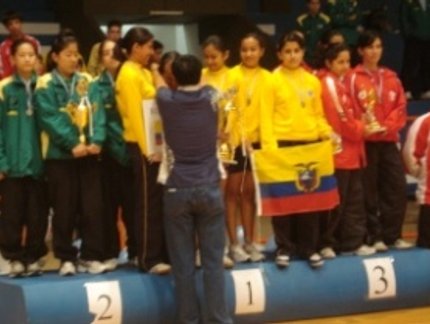 PÓDIO INFANTIL FEMININO SUL AMERICANO