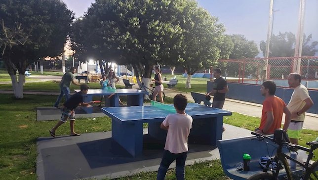 Praça em Apiacás com a movimentação dos frequentad