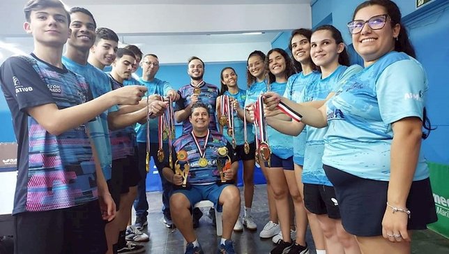 O professor Nelson Machado e os atletas da equipe 