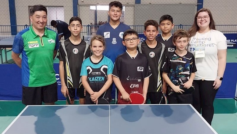 Hugo Hoyama, Mairim Mota e alguns meninos e menina