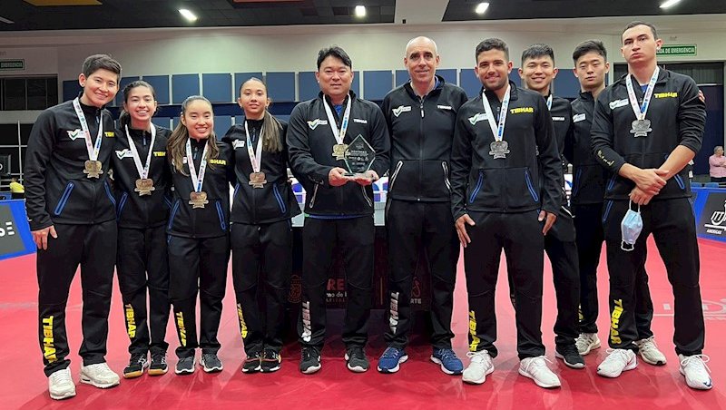 Equipes feminina e masculina do Brasil após o pódi