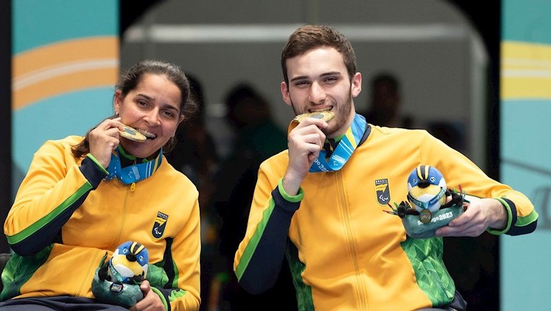 Os campeões Cátia Oliveira e Lucas Arabian. Foto: 