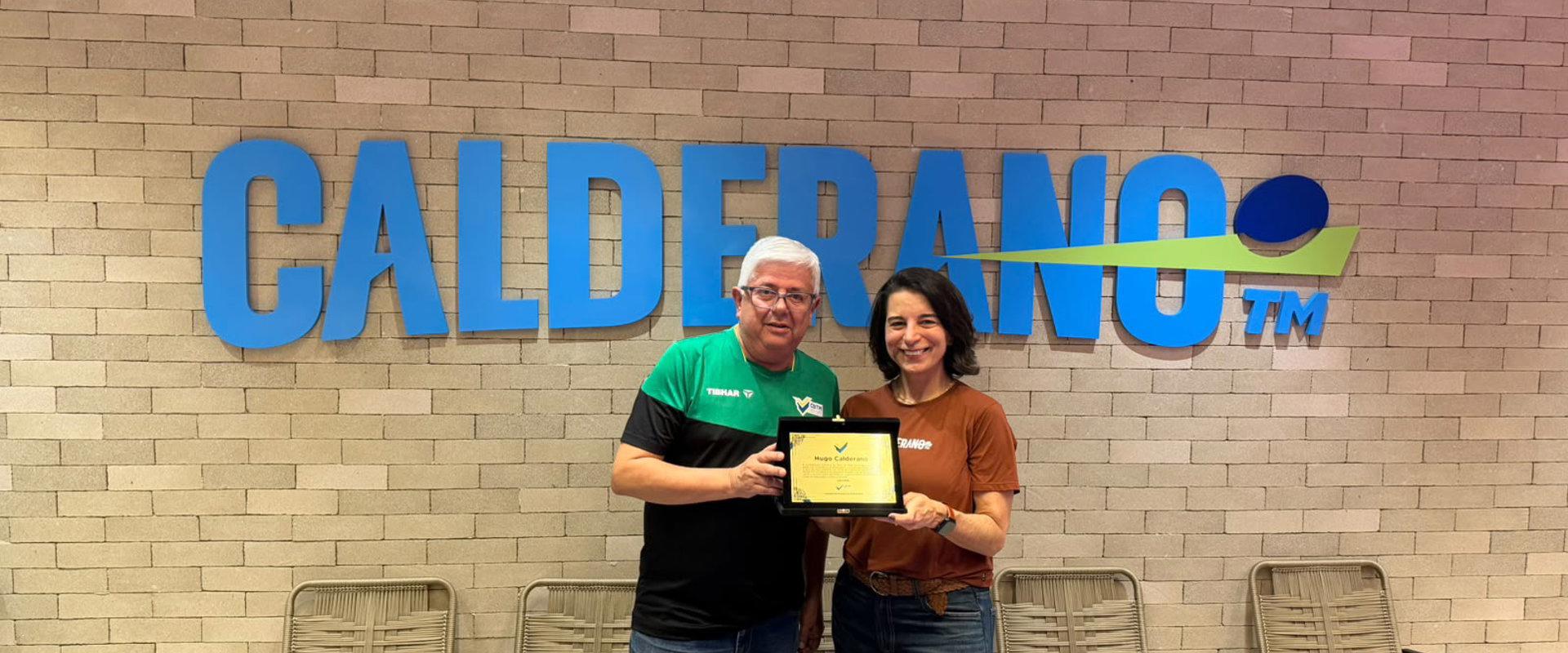 Presidente da CBTM entrega homenagem a Hugo Calderano no Rio de Janeiro