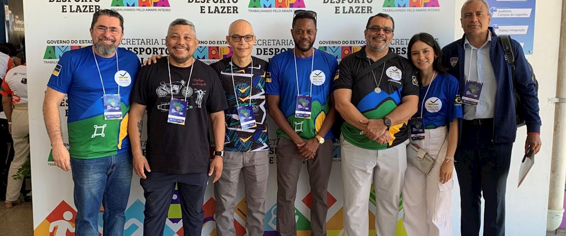 No 1° Fórum Estadual de Formação Esportiva do Amapá, FTMA presenteia governador Clécio Luís com camisa do Brasil autografada