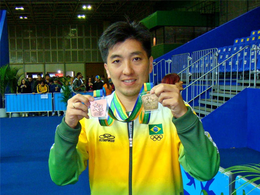 MINHA HISTÓRIA NO PAN Hugo Hoyama festeja ouro em casa com homenagem e ‘escalada