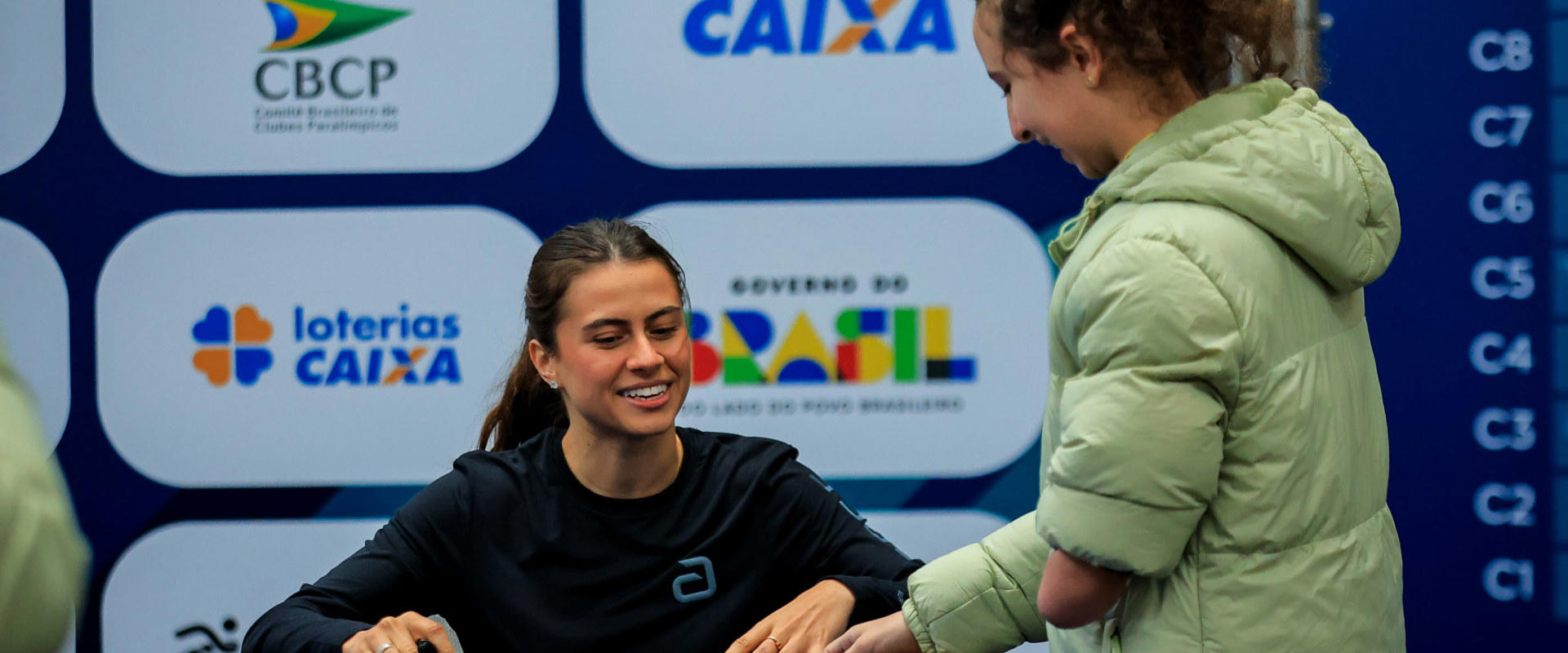 Bruna Takahashi participa de sessão de autógrafos e visita o Brasileirão de Inverno no CPB