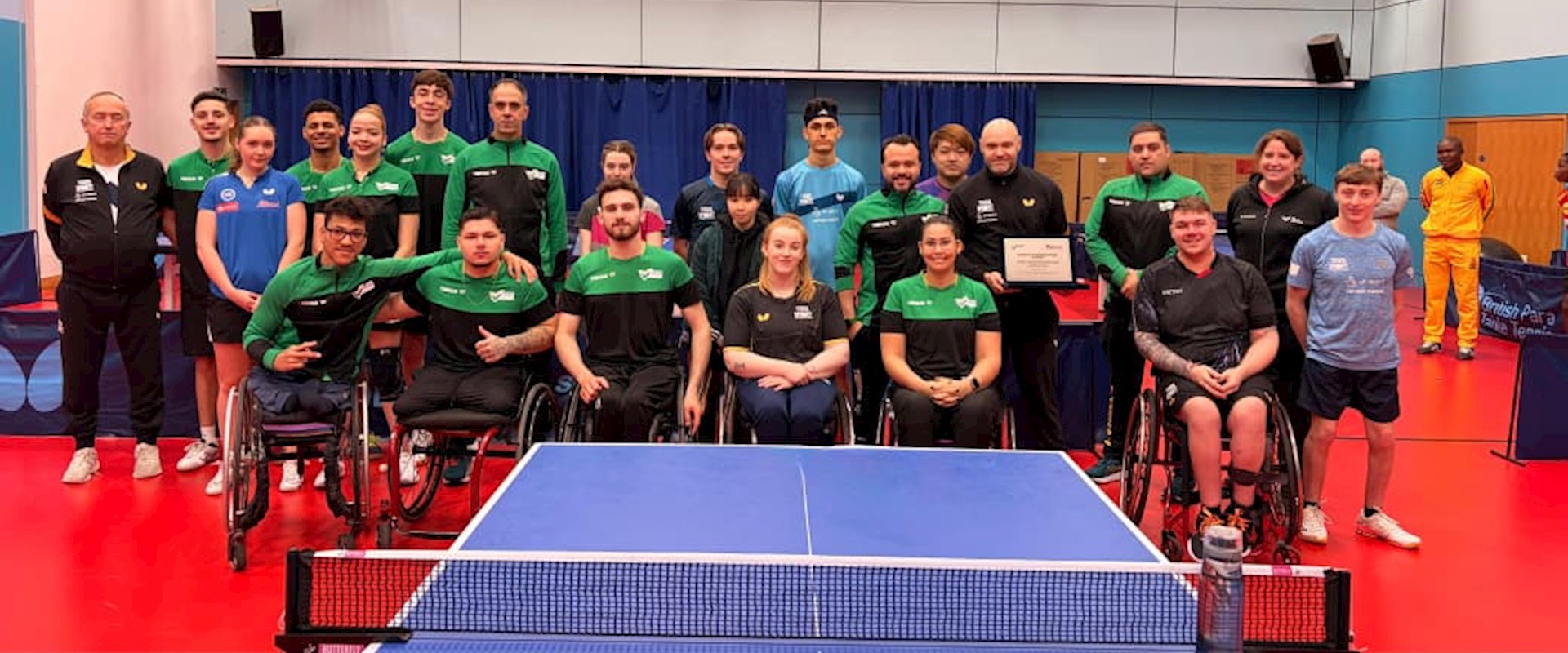 CBTM entrega placa em homenagem a Gorazd Vecko para a British Para Table Tennis