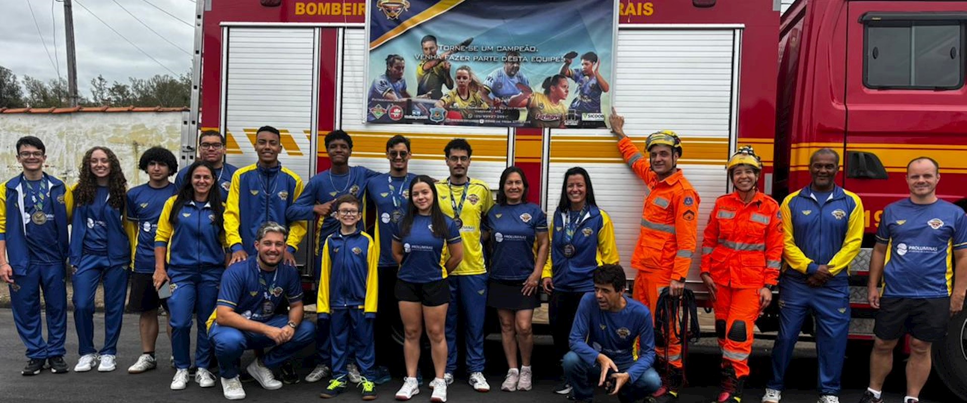 Atletas 'de outro mundo': mesatenistas da AVE desfilam por Varginha no caminhão dos bombeiros