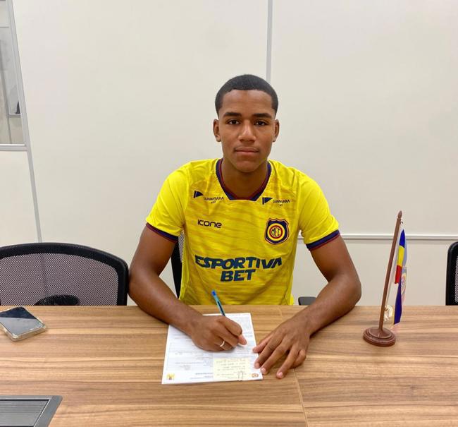 RICKELME ASSINA PRIMEIRO CONTRATO PROFISSIONAL COM O MADUREIRA