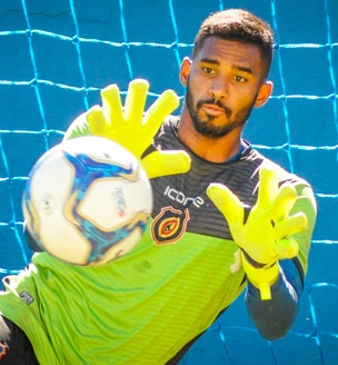 Destaque no Carioca, goleiro Douglas renova contrato com o MEC