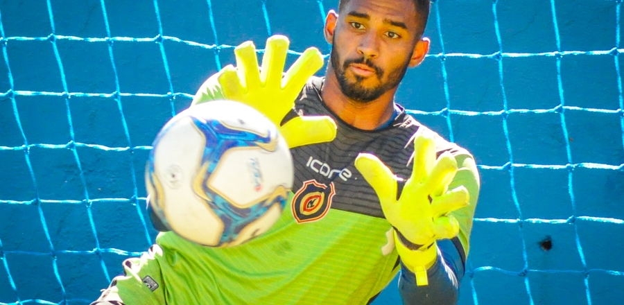 Destaque no Carioca, goleiro Douglas renova contra