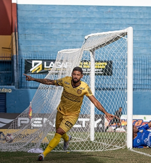 Madureira faz quatro e volta a vencer no Cariocão