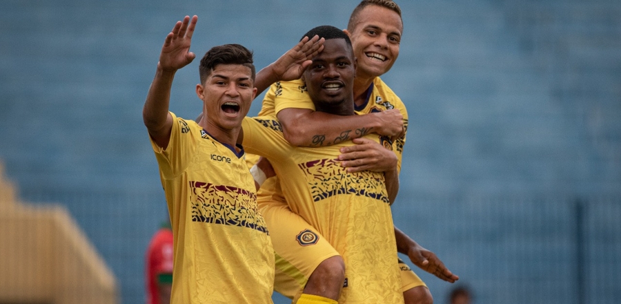 Madureira sai na frente com Sampaio, mas fica no e