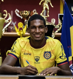 Marlom Oliveira, Everton Patrício e Wagner Martins assinam primeiro contrato profissional com o Madureira 