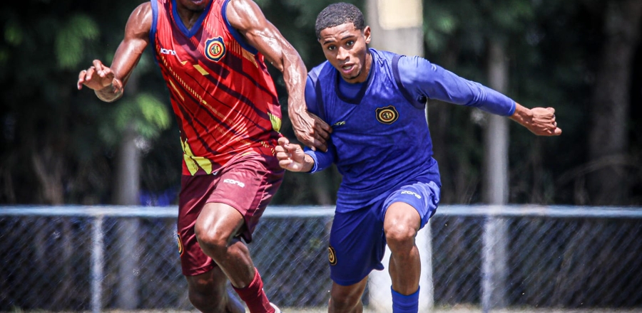 COM UNIFORMES NOVOS, CRIAS DO MEC E ELENCO PROFISS